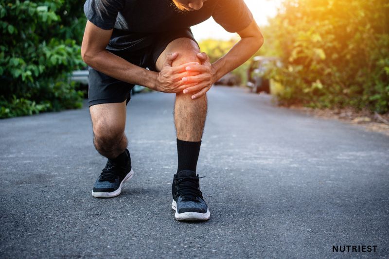 Runner holding painful knee joint—what is grass fed collagen and how it supports joint health.